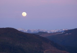 Bild: Full moon over the Siskiyous by Gary Muir / Wikimedia Commons